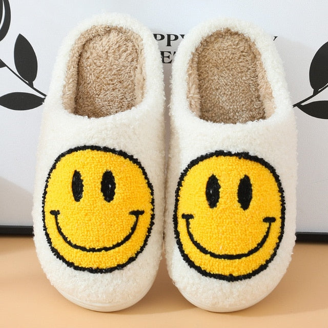 Chinelo Peluciado Carinha Feliz 2022 (Lançamento Edição Limitada) - bazzy.com.br