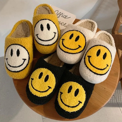 Chinelo Peluciado Carinha Feliz 2022 (Lançamento Edição Limitada) - bazzy.com.br