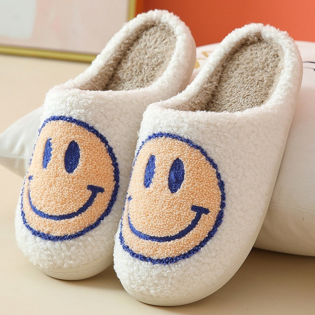 Chinelo Peluciado Carinha Feliz 2022 (Lançamento Edição Limitada) - bazzy.com.br