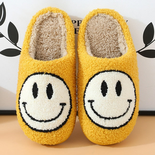 Chinelo Peluciado Carinha Feliz 2022 (Lançamento Edição Limitada) - bazzy.com.br