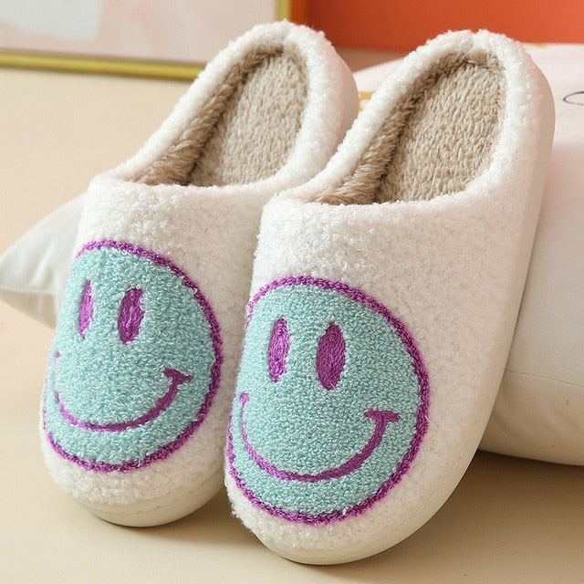 Chinelo Peluciado Carinha Feliz 2022 (Lançamento Edição Limitada) - bazzy.com.br